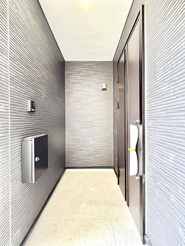 【玄関】大切な家族、来客を出迎える玄関。