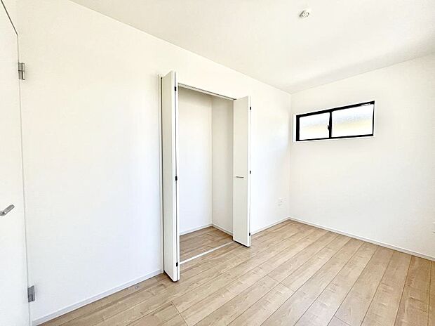 【寝室】収納が充実しているので居住スペースを広々使えます  