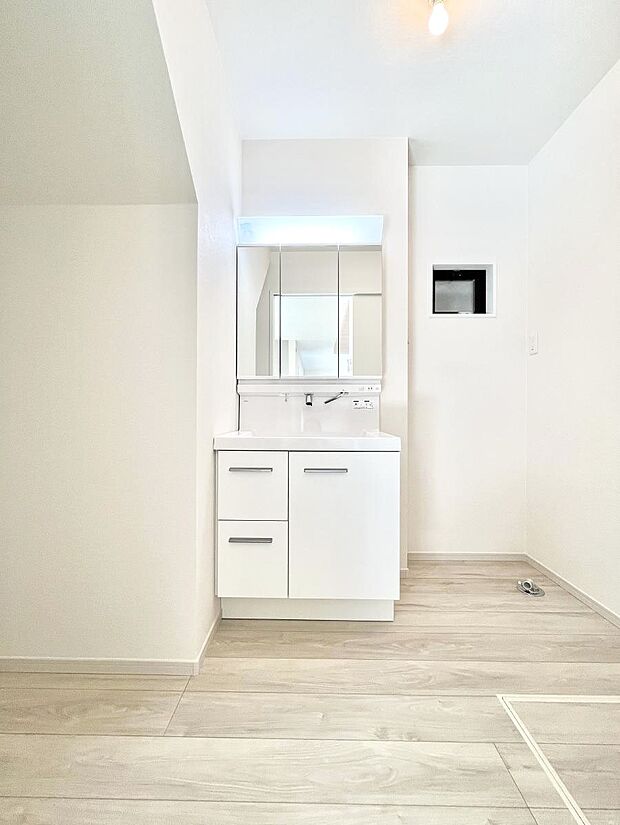 【洗面台・洗面所】大きく見やすい三面鏡で清潔感ある洗面台は、身だしなみチェックや肌のお手入れにおすすめです。 