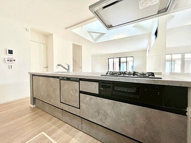 【ダイニングキッチン】料理をしながらでもご家族との会話を楽しめる対面キッチン