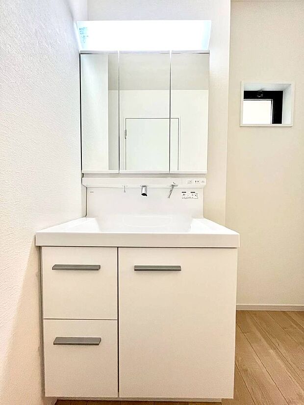 【洗面台・洗面所】大きく見やすい三面鏡で清潔感ある洗面台は、身だしなみチェックや肌のお手入れにおすすめです。 