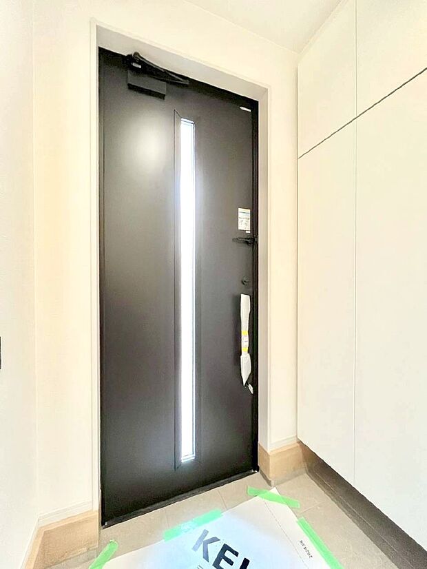 【玄関】明るい玄関はお客様をお出迎えするのにぴったりです！
