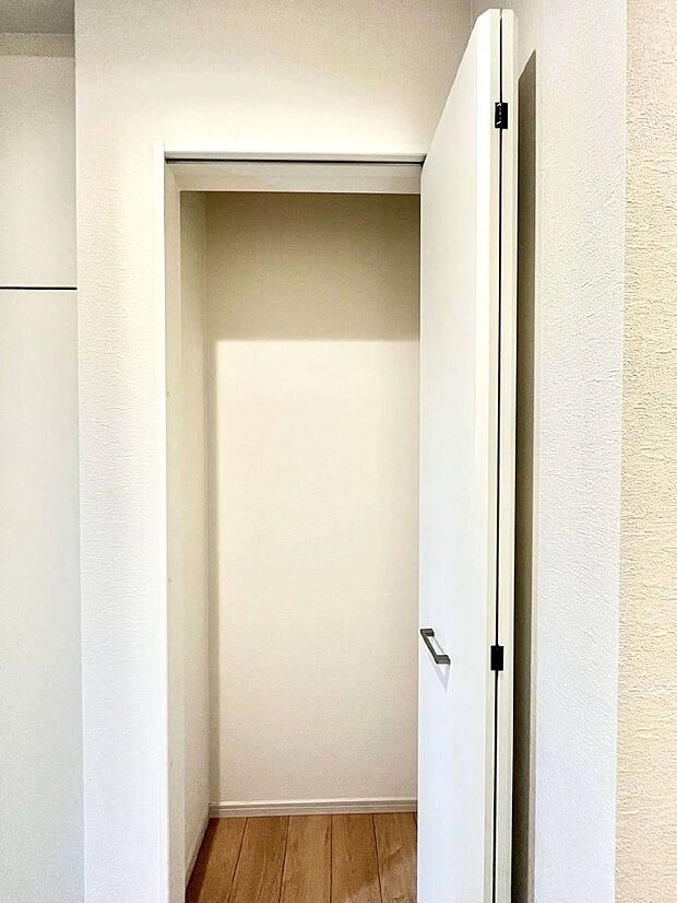 【その他設備(玄関ホール収納)】玄関ホール収納です。掃除道具やお出かけ用グッズの収納に便利です。