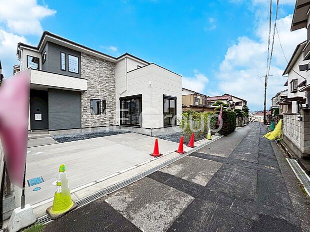 【前面道路含む現地写真】～Exterior～前面道路：南 3.72m 公道　駐車場２台置けます！(車種による)  自転車置き場やお子様の遊ぶスペースとして、ゆとりある敷地だからこそ可能な多用途にご利用いただけるスペースです。