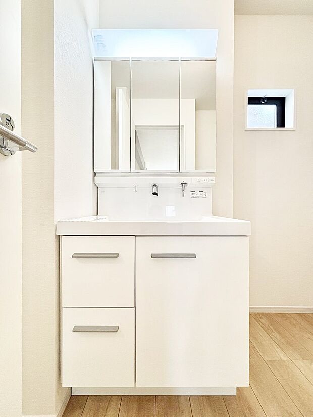 【洗面台・洗面所】～Dressing Room～　十分な大きさの洗面台は収納もさる事ながら、身だしなみチェックや歯磨きなど、朝の慌ただしい時間でもホテルライクなスペースで余裕とゆとりを感じて頂けます。