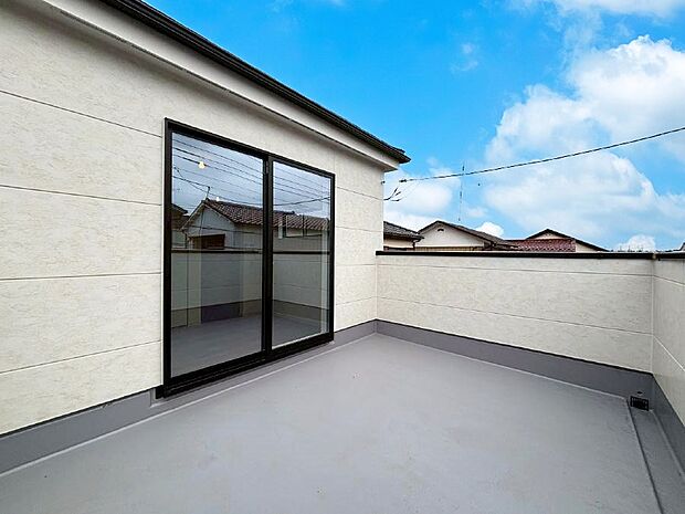 【バルコニー】～Balcony～  大きな空に囲まれた気持ちのいい家。バルコニーを覗くだけで圧倒的な開放感に包まれます。  バルコニーは陽がさしこみお布団や洗濯物を気持ちよく干すことができます。