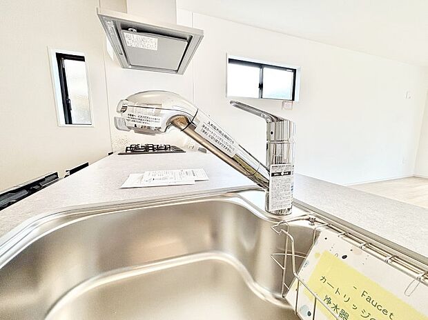 【その他設備(蛇口一体型浄水器)】いつでも清潔なおいしいお水を。一つの水栓で水道水と浄水を使い分け。