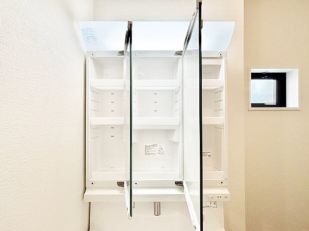 【その他設備(三面鏡裏収納)】三面鏡の裏に、化粧品や衛生用品などを収納可能。洗面台をすっきりと保ちます！