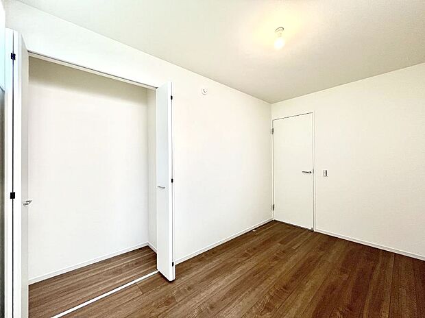 【寝室】収納が充実しているので居住スペースを広々使えます  