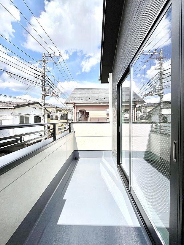 【バルコニー】暖かな陽光が降り注ぐバルコニーはお洗濯におすすめ。爽やかな風も心地よいです。 