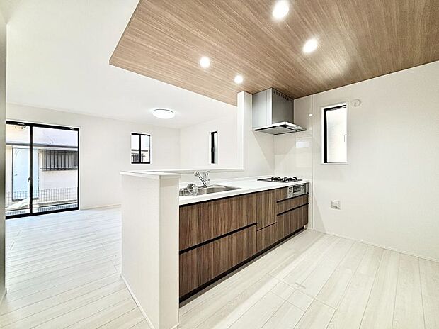 【ダイニングキッチン】リビングで遊ぶお子様を見守りながらお料理ができる対面キッチン。  