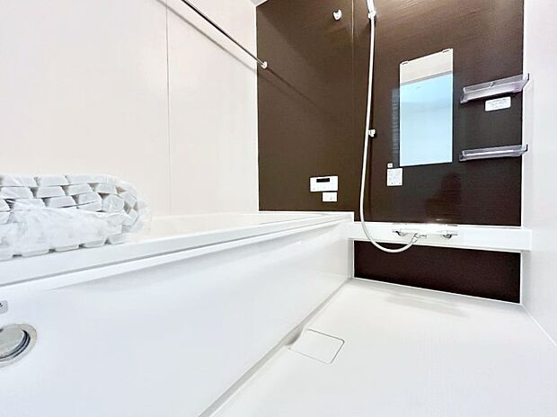 【浴室】～Bath Room～　落ち着いた雰囲気の浴室で明日に向けてリフレッシュ。浴室乾燥機能も付いているので隣の洗濯機置き場で洗い上がった洗濯物を、雨の日も天気を気にせず乾燥させることも可能です。
