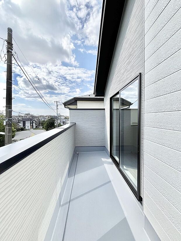 【バルコニー】～Balcony～　南向きのバルコニーの前には雲以外に太陽を遮るものがありません。お洗濯物も乾きやすく、何より明るく気持ちのいい光が入ってきます。使いやすく開放的なバルコニーです♪