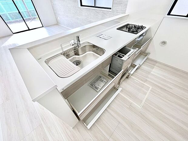 【その他設備(スライド収納)】スライド式収納なので上からの出し入れが可能！腰をかがめずに楽々！ 