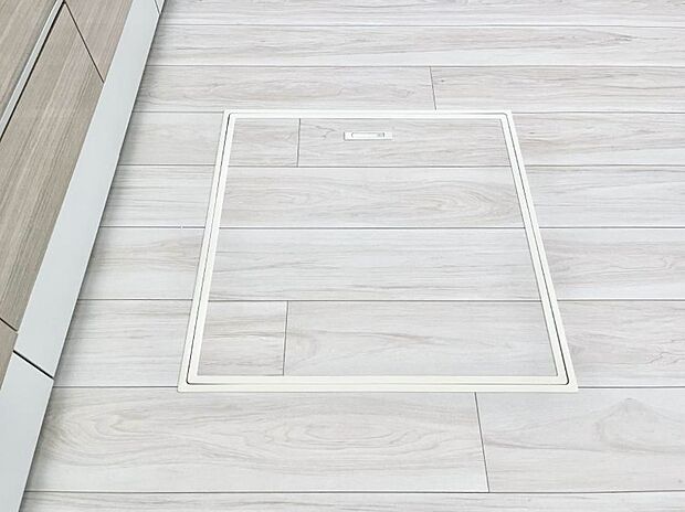 【その他設備(床下収納)】床下収納付き！日用品・非常用品の収納にも大活躍。