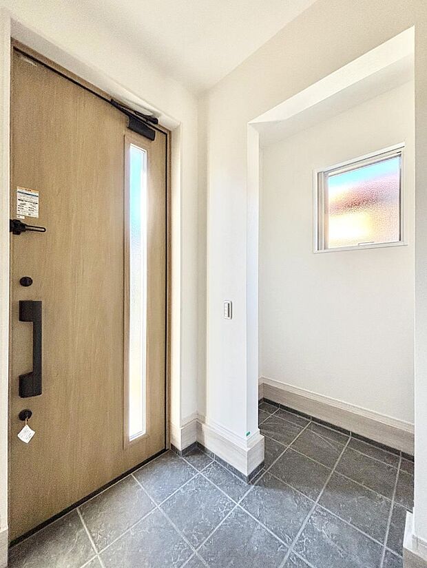 【玄関】～Entrance～　玄関は家の顔といわれますが我が家のセンスをさりげなく感じさせる魅力ある玄関造りも楽しみの一つ。帰宅する度に家族がほっとできる心地よい空間造りも大切ですね♪