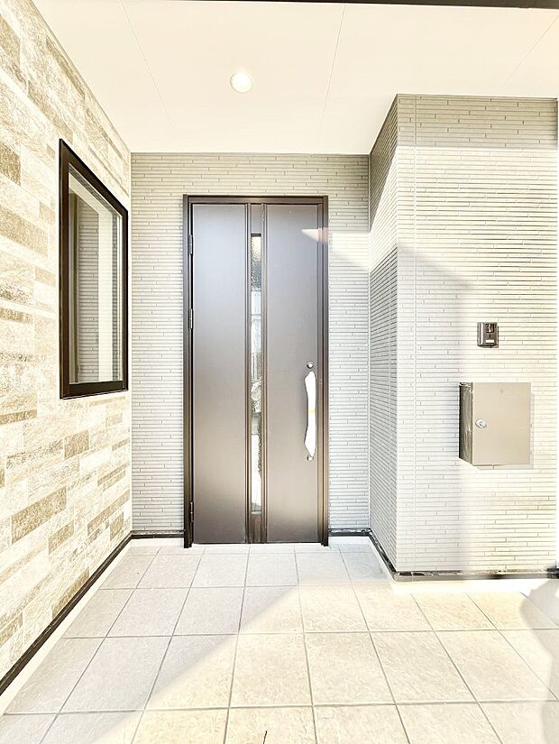 【玄関】～Entrance～　玄関は、お客さんをお迎えする場であり、家族が出入りする場でもあるので「おうちの顔」とも呼ばれる重要な場所！すっきりと明るく、いつでもお客様をお出迎えできるような設計をしました！