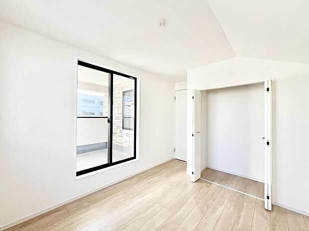 【寝室】～Bed Room～　部屋数が多いのが戸建てのメリットです。ご家族が増えたことで手狭に感じていた住まいも戸建てでは各居室プライバシーを保つことができます。住まいにゆとりが生まれ心もリラックスできます♪