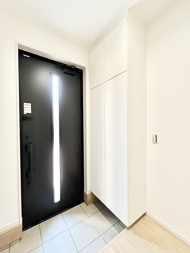 【玄関】～Entrance～　家の中でお客様を迎える最初の場所である玄関は、家の印象そのものです！豊富な玄関収納で、常に綺麗に保つことが出来ます♪玄関にはたっぷり収納の下駄箱を完備！