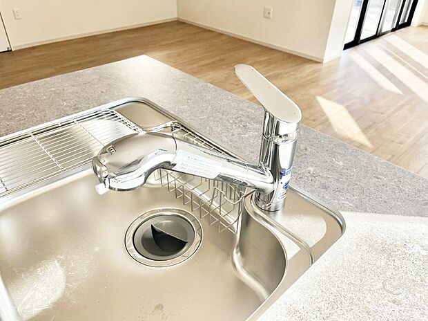 【その他設備(蛇口一体型浄水器)】いつでも清潔なおいしいお水を。一つの水栓で水道水と浄水を使い分け。