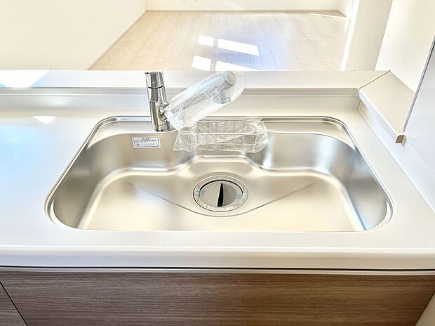 【その他設備(シンク)】広々としたシンクでお料理やお皿洗いもラクラク快適に！
