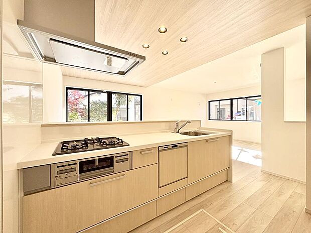 【ダイニングキッチン】～Kitchen～　会話が弾むリビング、料理が愉しくなるキッチン。家は、ただ生活する場ではなく、暮らしを愉しく、快適にする場所。笑顔の毎日、安らぎの日々のために、最新の設備・仕様を採用。