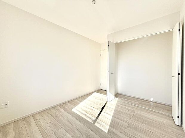 【寝室】～Bed Room～  居室には収納クローゼットを完備！普段使いのお洋服や小物はもちろん、季節物のお洋服などもしっかりと整理整頓おしまい頂けます。  居室空間を広く使用できますね。