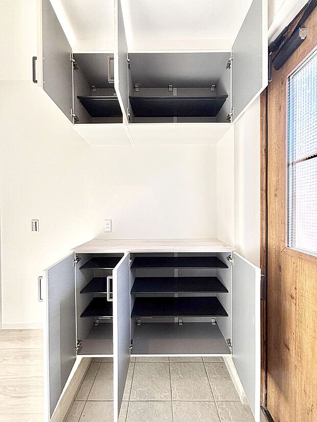 【その他設備(シューズボックス)】たっぷり収納できるシューズボックスで家族全員の靴も、玄関すっきり。  