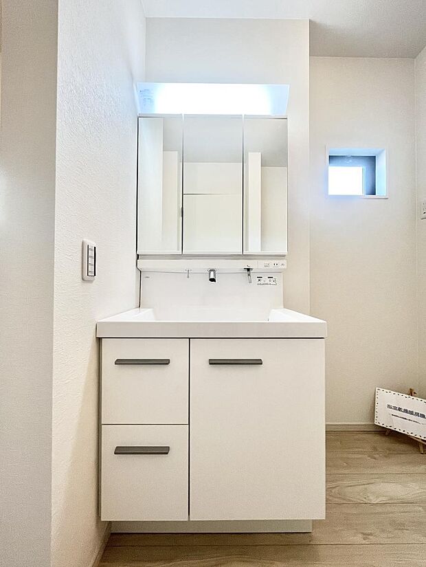 【洗面台・洗面所】～Dressing Room～  清潔感溢れる色合いで統一されていると、スッキリと整った印象をうけます。  鏡の裏にはたっぷりと収納スペースを標準装備！  水廻りは、シンプルかつ機能性を重視して。