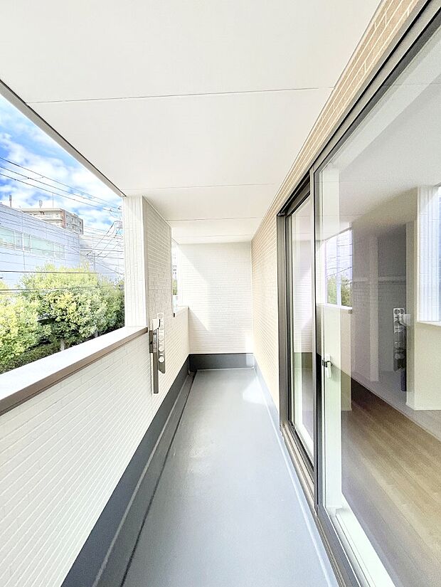 【バルコニー】暖かな陽光が降り注ぐバルコニーはお洗濯におすすめ。爽やかな風も心地よいです。 