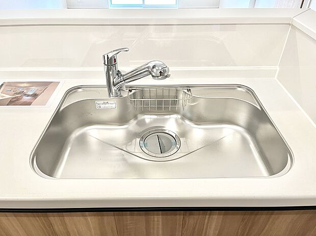 【その他設備(シンク)】広々としたシンクでお料理やお皿洗いもラクラク快適に！