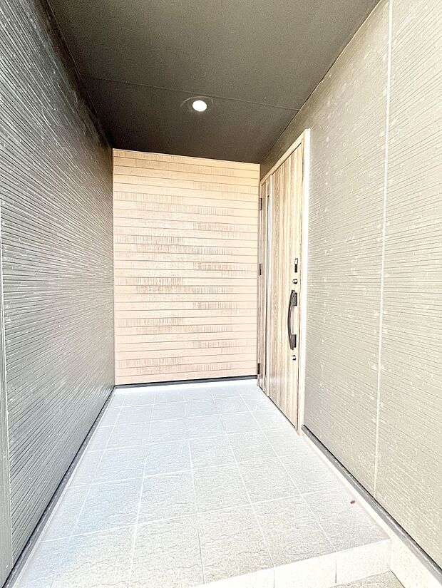 【玄関】～Entrance～　玄関は、お客さんをお迎えする場であり、家族が出入りする場でもあるので「おうちの顔」とも呼ばれる重要な場所！すっきりと明るく、いつでもお客様をお出迎えできるような設計をしました！