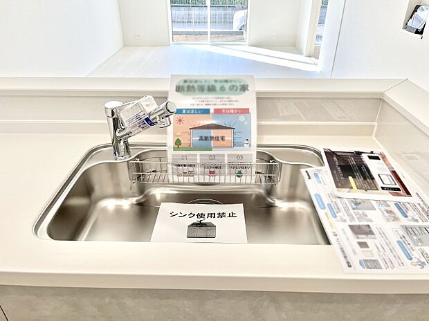 【その他設備(シンク)】広々としたシンクでお料理やお皿洗いもラクラク快適に！