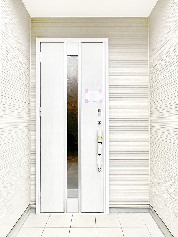 【玄関】住まいの顔を演出する、玄関ドア。