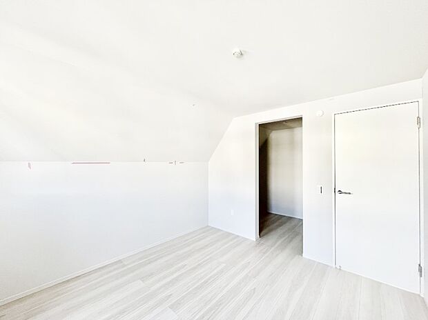 【寝室】プライベート時間充実！大容量の収納力が嬉しいWIC付きのお部屋です。