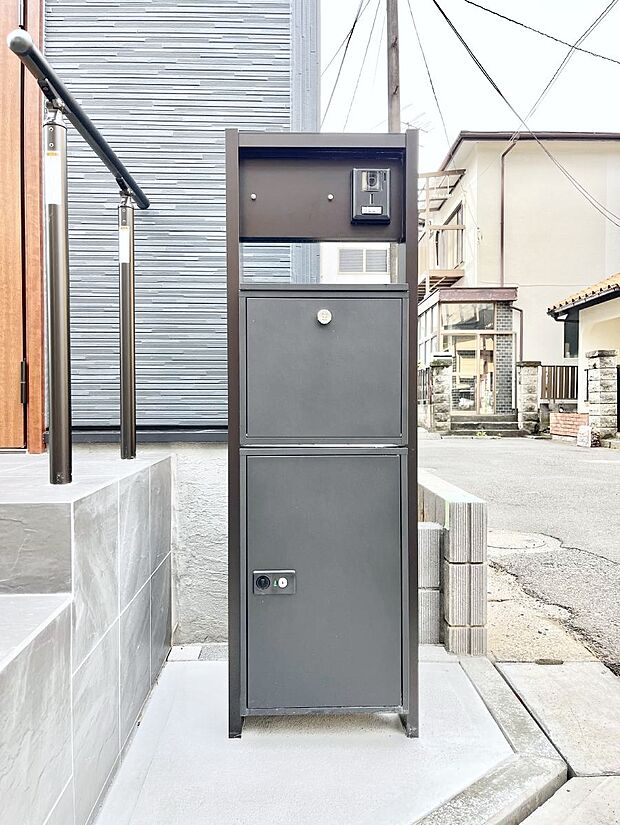 【その他現地】表札・インターホン・ポスト・宅配ＢＯＸをひとつに集約。エントランスになじむシンプルデザイン。