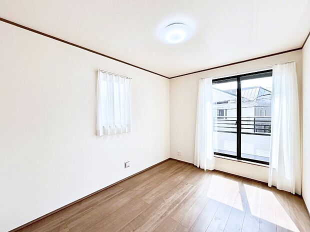 【寝室】◆2号棟◆～Bed Room～　木の温もりがやさしいフローリングは安らぎをもたらすプライベート空間。明るめのフローリングですので、壁紙ともマッチし、お部屋を更に広く見せてくれる効果も。