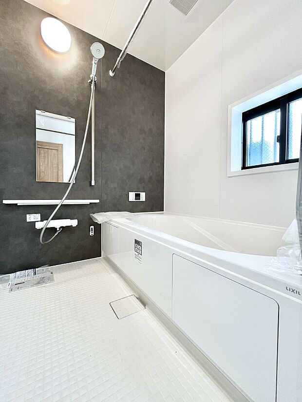 【浴室】◆2号棟◆～Bath Room～　窓付きのバスルームは、採光もあり明るく気持ちの良い空間です。窓があることで、換気環境も良好。ゆったり寛げるバスルームで、毎日のバスタイムが楽しみになりそうです。
