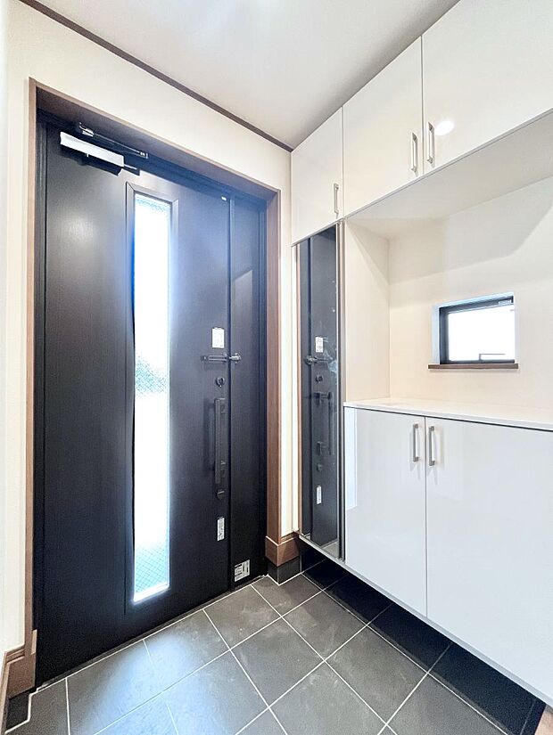 【玄関】◆2号棟◆～Entrance～　下駄箱ミラー付なので、お出かけ前の身だしなみチェックに◎♪玄関はお客様をお出迎えする一番最初の場所、帰ってくる時に入る最初の場所。そんな場所だからこそ、より良い空間に♪