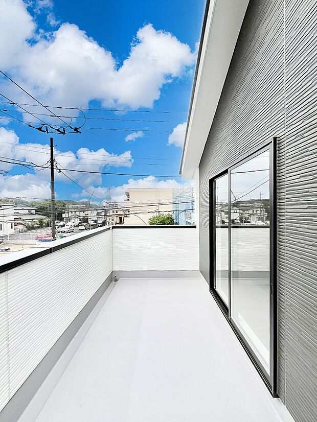 【バルコニー】ゆったりバルコニーだから沢山お洗濯ものを干せます。