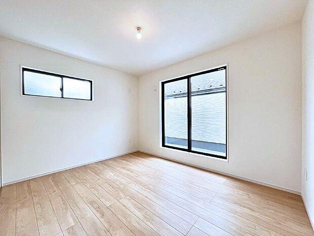 【寝室】◆1号棟◆～Bed Room～　2面採光を確保した明るい室内は、風通しも良く、大変居心地の良い空間となっております。爽やかな風を感じて起きる朝は、快適生活の始まりに！