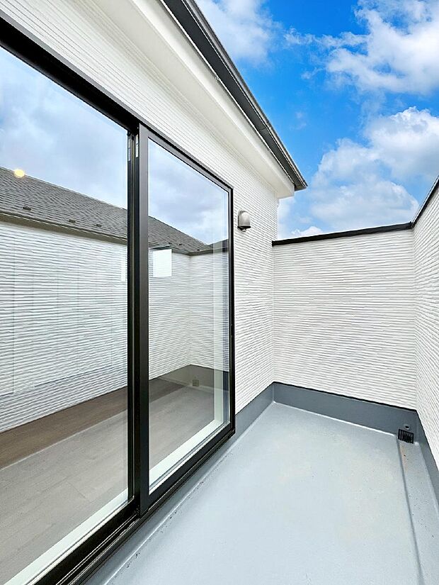 【バルコニー】◆1号棟◆～Balcony～バルコニーは温かい陽がさしこみ、洗濯物を気持ちよく干すことができます。  使いやすく開放的なバルコニーです♪陽ざしがたっぷり降り注ぐ、バルコニー付き住まい。  