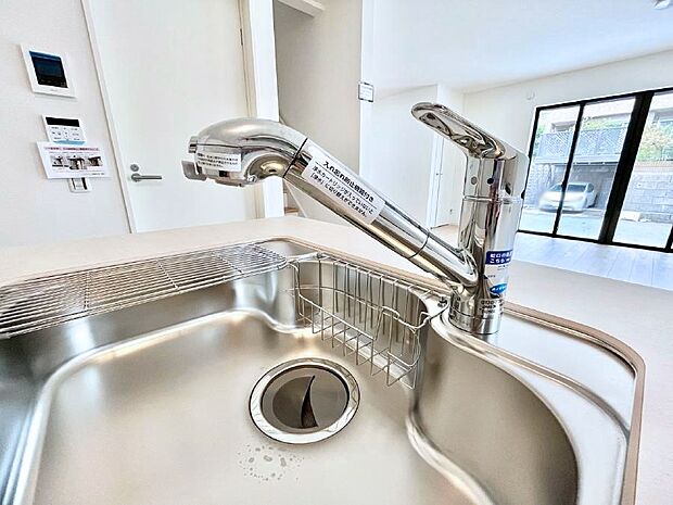 【その他設備(浄水器)】◆1号棟◆いつでも清潔なおいしいお水を。一つの水栓で水道水と浄水を使い分け。