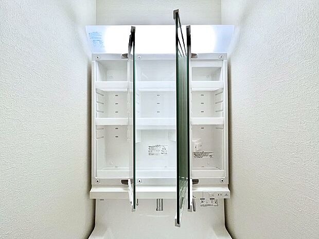 【その他設備(三面鏡裏収納)】◆1号棟◆三面鏡の裏に、化粧品や衛生用品などを収納可能。洗面台をすっきりと保ちます！