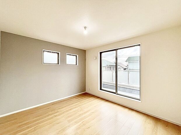 【寝室】明るいバルコニーサイドに洋室を設置。目覚めの良い寝室に。