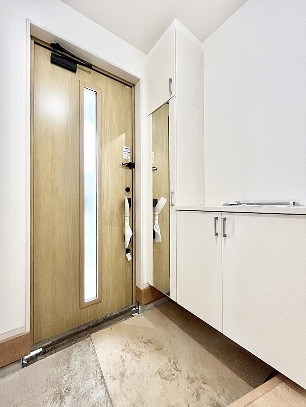 【玄関】明るい玄関はお客様をお出迎えするのにぴったりです!