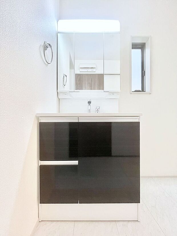 【洗面台・洗面所】～Dressing Room～　十分な大きさの洗面台は収納もさる事ながら、身だしなみチェックや歯磨きなど、朝の慌ただしい時間でもホテルライクなスペースで余裕とゆとりを感じて頂けます。