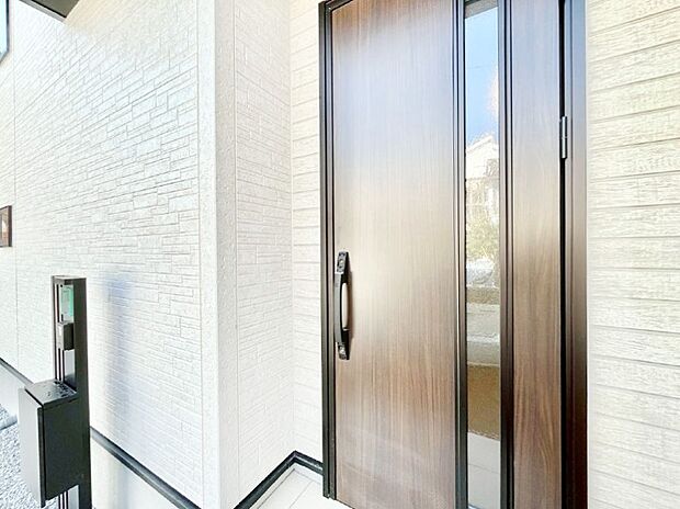 【玄関】大切な家族、来客を出迎える玄関。