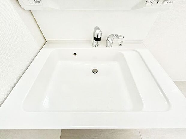 【その他設備(シャワー水栓洗面化粧台)】ハンドシャワー付き!使いやすい洗面台。