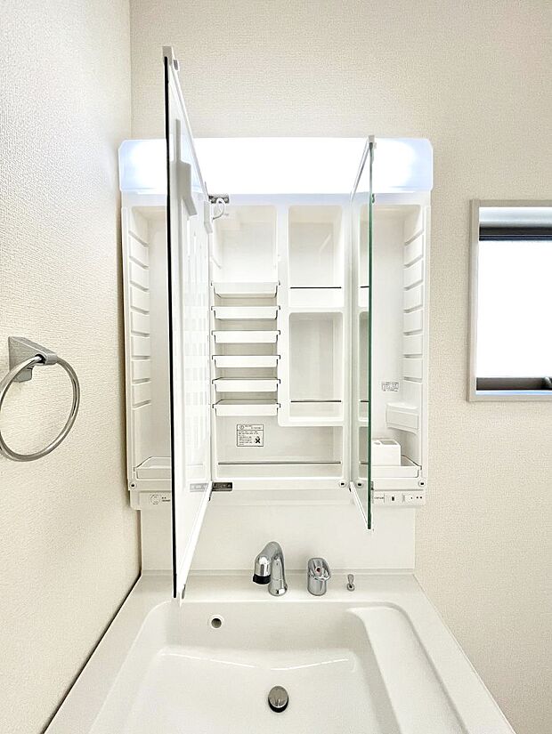 【その他設備(三面鏡裏収納)】三面鏡の裏に、化粧品や衛生用品などを収納可能。洗面台をすっきりと保ちます！